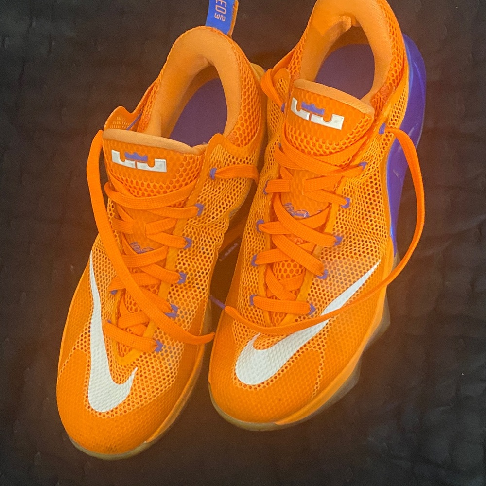 Nike LeBron Low Cavs Classic Sneakers